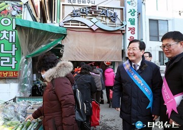 장종태 서구청장, 설맞이 전통시장 장보기!