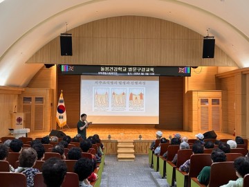 대전 대덕구, 어르신 구강건강관리 교육…돌봄건강학교서 실습 진행