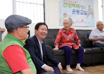 장종태 서구청장, 무더위 쉼터에서 노인과 소통!
