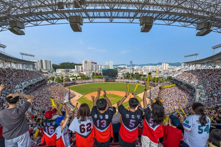 광주시, 챔필서 ‘5·18 특별이벤트’ 펼친다 