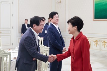 박근혜 대통령, 백승주 의원 KTX 구미역 신설  정차 건의에 종합적 검토 지시
