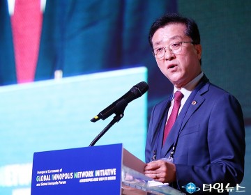 세계경제과학도시연합 창립식에서 축사하는 조원휘 대전시의회 의장