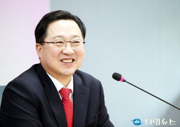 대전보건환경연구원 직원들과 대화 나누는 이장우 대전시장