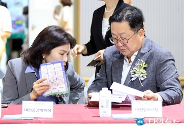 대화 나누는 이금선 시의원과 이장우 대전시장