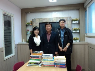 소천초 전교생, 지역아동센터에 도서 42권 전달