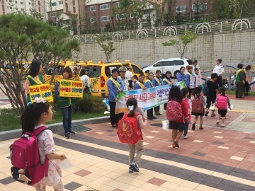 청원경찰서   창리초 녹색 어머니회 합동 교통안전 캠페인