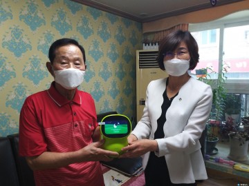 충북남부보훈지청, 고령·독거 보훈가족 돌봄 서비스 로봇 전달