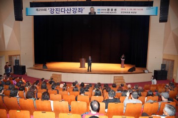 개그맨 전유성 “고정관념에 얽매이지 말라”