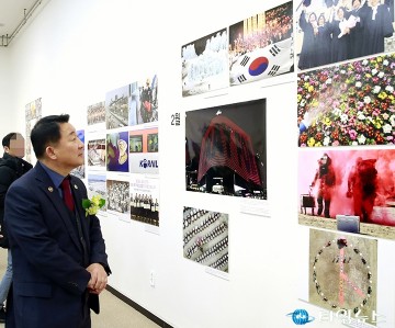 대전·충남 보도사진전 관람하는 서철모 서구청장