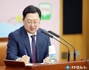 메모하는 이장우 대전시장