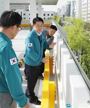 구청사 주차 빌딩 점검하는 서철모 서구청장