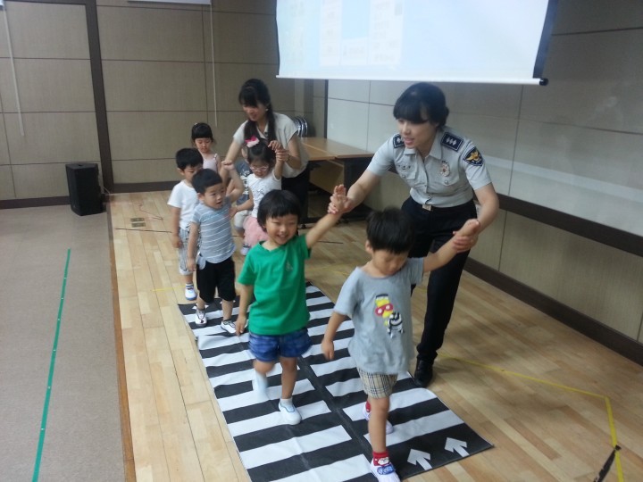 무단횡단은 위험해요! 왼쪽, 오른쪽 잘 살피고 건너요!