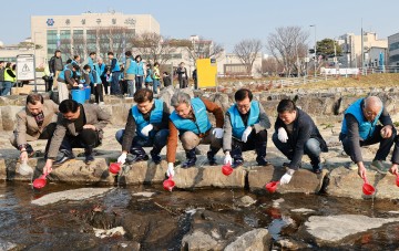대전 유성구, 유성천서 물의 날 행사…치어 2만 마리 방류