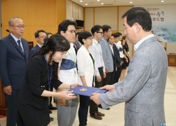 충주시청 친절공무원 5명, 친절 2개 부서 월례조회서 표창