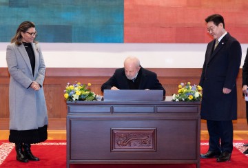 "영원한 동지" 이재명-룰라, 청와대서 뜨거운 포옹… 저녁엔 '치맥 회동'