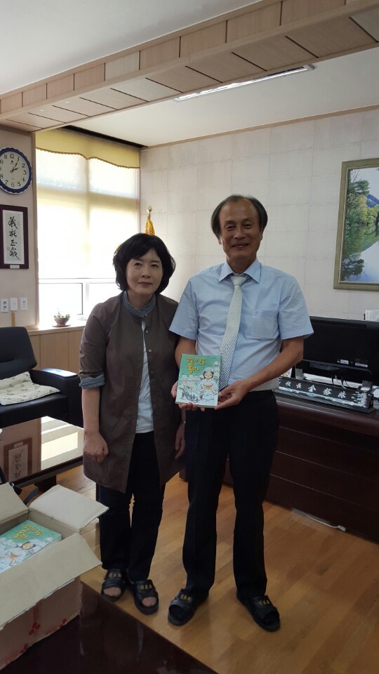 아동 역사소설가 윤자명 작가 사랑의 책 전달