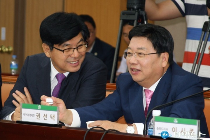 이춘희 세종시장과 권선택 대전시장, 미소로 대화중