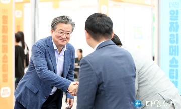 ‘대전 일자리페스티벌’ 둘러보는 정용래 유성구청장