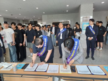 충북도, 청주공항 민간 전용 활주로 건설 촉구…극동대서 서명운동 캠페인 전개