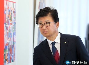 그림 감상하는 최충규 대덕구청장
