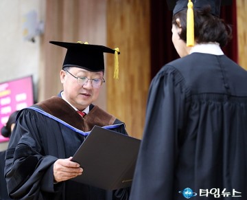 시민명예학사 학위 수여하는 이장우 대전시장