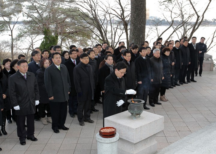 최명희 강릉시장, 2015년 신년참배와 점심배식 봉사활동