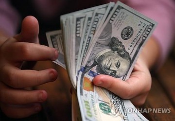 트럼프 경합 주 방문 "불법 이주민에 세금 낭비 재난비용 쓸 돈 없다"해리스 비판..