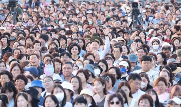 김재욱 칠곡군수, 앞줄 NO! 주민들 사이에서 공연 관람하는  내빈들