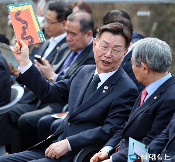 김제선 중구청장, 테미문학관 개관식서 문인들과 웃음 대화