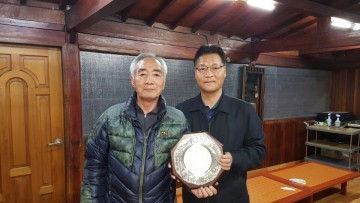 대전시의회 윤기식 의원, 오동 진입로 포장공사 지원 공로로 감사패 받아!