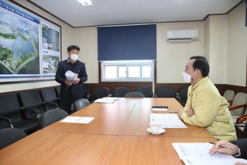 박상돈 시장, 생태공원 악취 민원 현장 방문