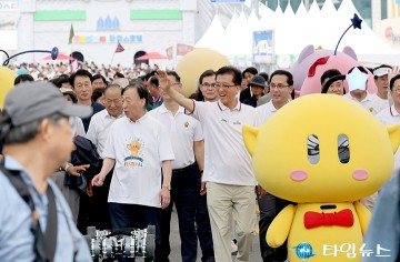 “시민과 함께, 축제의 한가운데서”…조원휘 대전시의회 의장, 대전 0시 축제 개막 동행