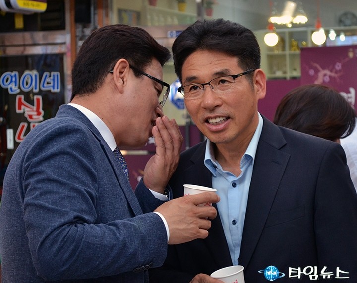 허태정 유성구청장·노승연 유성구의회 의장, 입 가리고 무슨 대화?
