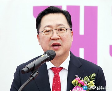 ‘바르게살기운동 회관’ 개관식에서 인사말 하는 이장우 대전시장