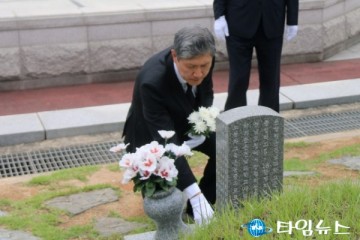 [비하인드 스토리]1988년 5·18묘역 참배했었던 김옥숙여사