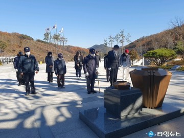 충북남부보훈지청, 고령 국가유공자 모시고 호국원 참배