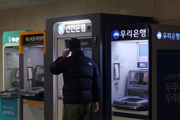 은행 예·적금 금리 줄줄이 내린다…예대금리차 더 벌어지나