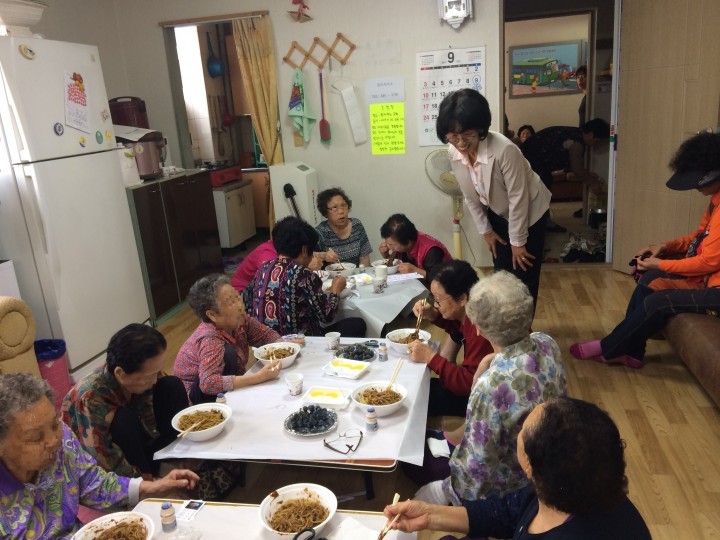 군산시 구암현대아파트 입주자 대표회, 경로당 어르신들에 점심 대접 