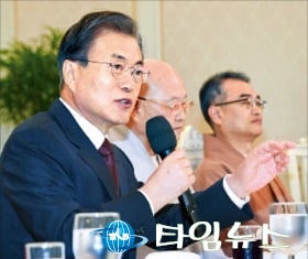 문 대통령 "국민 통합 쉽지 않다" 토로불교계 지도자들과 오찬...  국민통합 위한 불교계 역할 당부