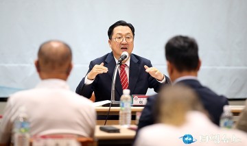 상인회장과 간담회 하는 이장우 대전시장
