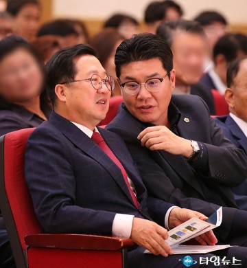 제37회 동구민의 날…이장우 대전시장과 정명국 시의원 ‘환한 미소 속 대화’