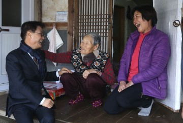 전남 강진군, 설 앞두고 소외계층 위문품 전달