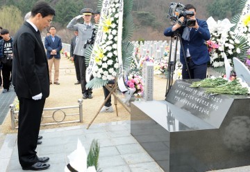 안희정 지사, 천안함 46용사 묘역 참배