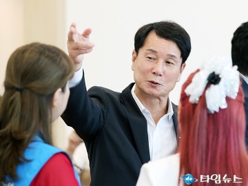 효동 행정복지센터 신청사 개청식에서 대화 나누는 이상래 대전시의회 의장