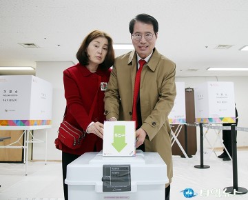 사전투표 하는 양홍규 국회의원 후보
