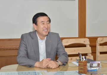 조길형 충주시장, 시민들에게 발전해가는 시정 운영 모습 보여줘야