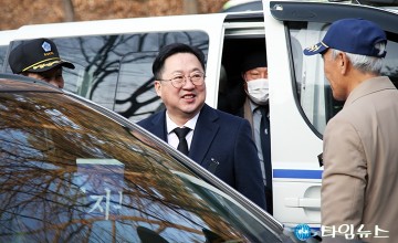 참배객과 인사 나누는 이장우 대전시장