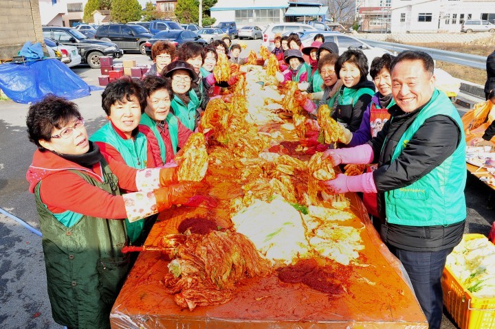 군위읍새마을회 사랑의 김장나누기 행사 개최