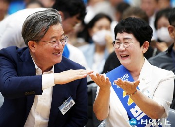 대화 나누는 정용래 유성구청장과 박정현 의원