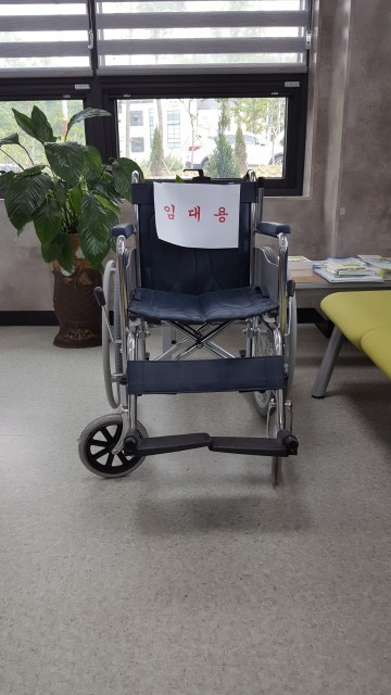 군산시 소룡동, 거동불편 주민 위한 수동 휠체어 무료 대여